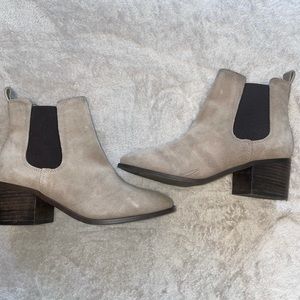 Lightly used madden girl sued Chelsea boots